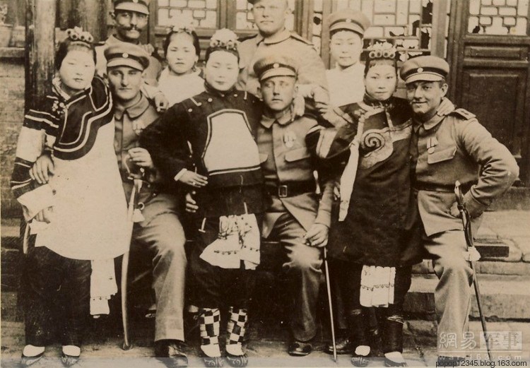 12月15日，沙皇下令暂停从东北撤军，公开撕毁已签订之条约；1903年3月，沙俄政府向清政府提出继续撤军的七项新条件，实际是明确昭示要继续霸占东北。