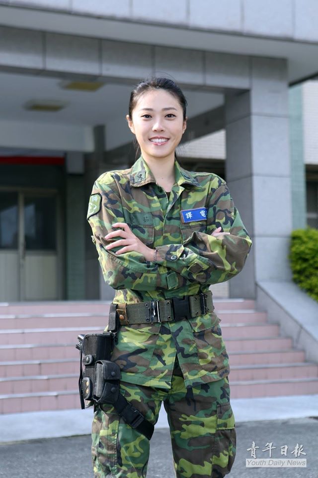 　　台大毕业的王睫茹表示，在军中担任通资电兵科，虽然与在学校所学没有关系，但业务可以在军中从基础学起。