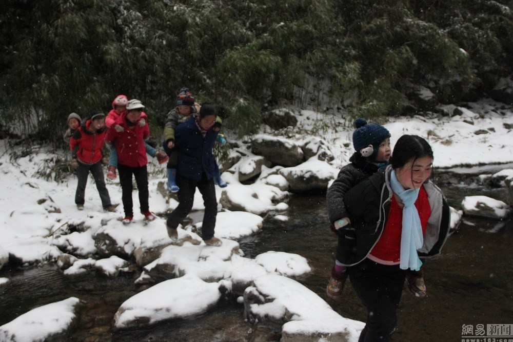 孩子们上学，首先，需要经过一座桥，这座桥由木棍搭建而成，上面相当湿滑。孩子们在大人的搀扶下，小心翼翼地通过。再往前走是一段上坡，路也变得陡峭，途中还有一段断壁，山体略微倾斜，一根碗口粗、三米高的木柱子支撑着山体。村民介绍说，“以前路过这里时，会有石头掉下来，山体也有裂缝，为了安全起见，就用柱子支撑了一下。”