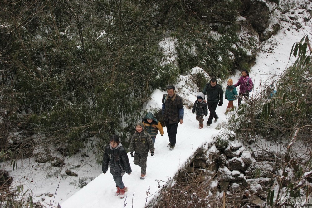 “这样的情况持续了十来年，到2008年，本盼着路能修好，可现在还是这样子，我们大人还能凑合，关键孩子要上学。”刘先生介绍，他以前还没觉得啥，这两年自己的一儿一女上学了，才知道其他家长多不容易。