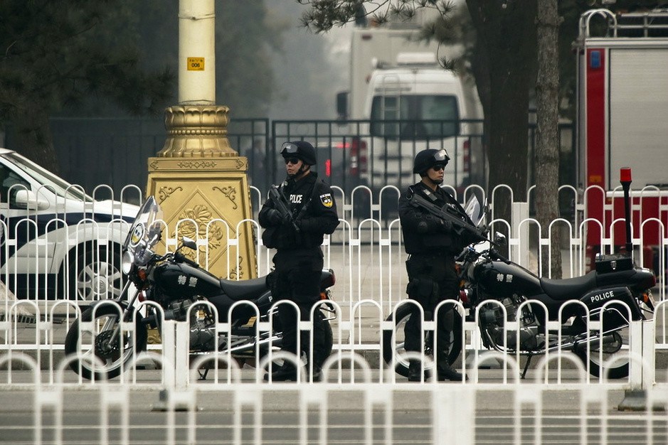 黑衣人是会场内最核心的安保人员，而特警是负责外场安防的。北京长安街头，新增加的特警正在值勤，确保全国两会的顺利召开。从1日起，北京重点地区的警力已全面升级，其中天安门地区、主会场外围、各代表驻地成为安保的重中之重。北京警方将此次行动命名为“护城河行动”。