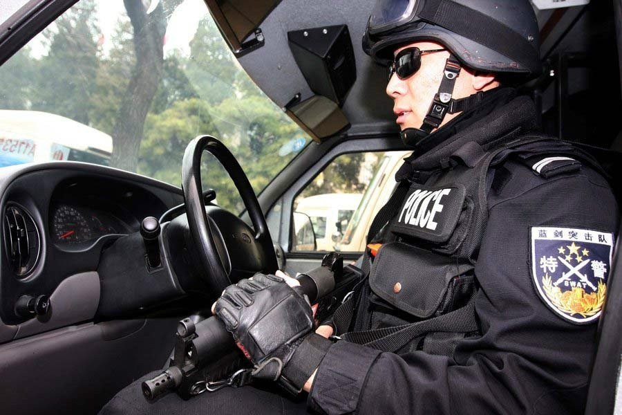 北京市公安局出动蓝剑突击队等多警种执行安保任务，特警手中拿着国产LS06式9毫米滚筒弹匣冲锋枪，该冲锋枪最大的特点是采用可更换式双路供弹结构，供弹具有55发螺旋弹筒和15发双排双进弹匣两种，并由不同路线供弹。最初的原理样机的螺旋弹筒不是布置在枪管上方，而是在枪身后边作了一个活动枪托，它既是枪托，又是弹筒，是一物多用的，而且还可以取下来。