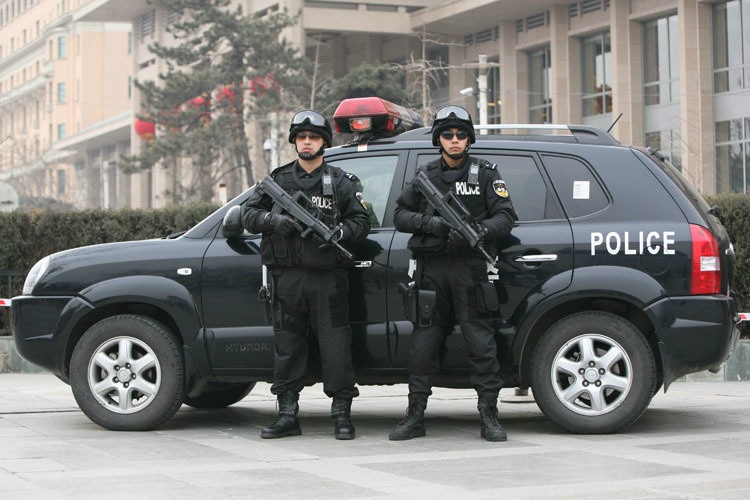 北京市特警正在天安门广场执行任务，手里拿的是中国最长见的95突击步枪。这大家都熟悉，小编在这就不多说了。除了这些内外安保人员，还需要什么别的安保设备，下面我们来详细讲述。