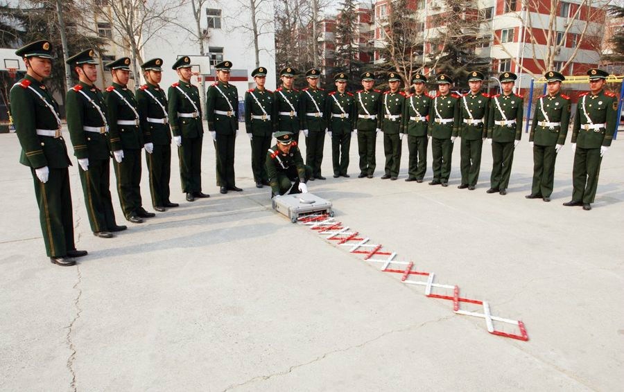 阻车钉：在即将来临的两会防止车辆冲撞，阻车钉是必备设备。