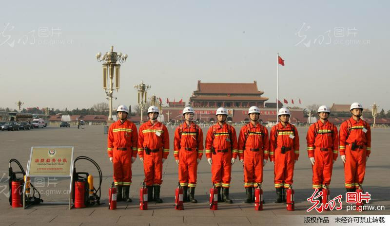 消防：消防是大事，两会期间消防员加强人民大会堂和天安门广场周边的防火安全监管。