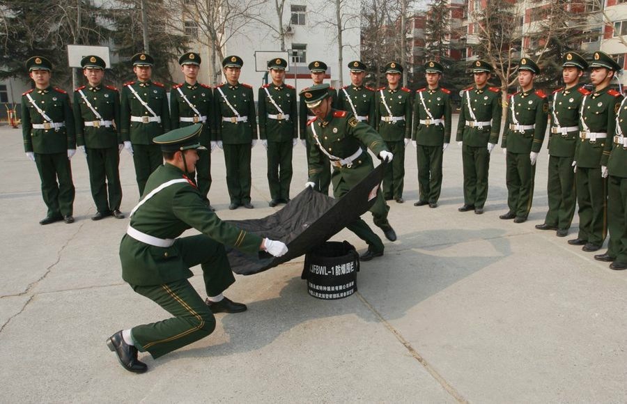 防爆毯：爆炸是最常见的恐怖袭击，图为官兵们演示防爆毯使用。