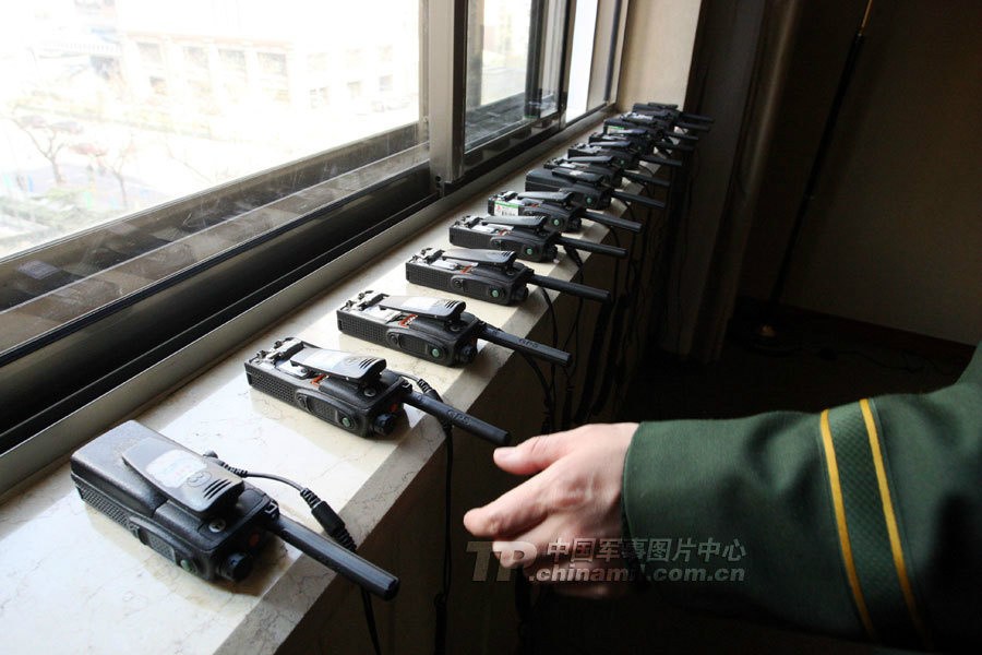 对讲机：先进的无线通信设施让执勤官兵如虎添翼。