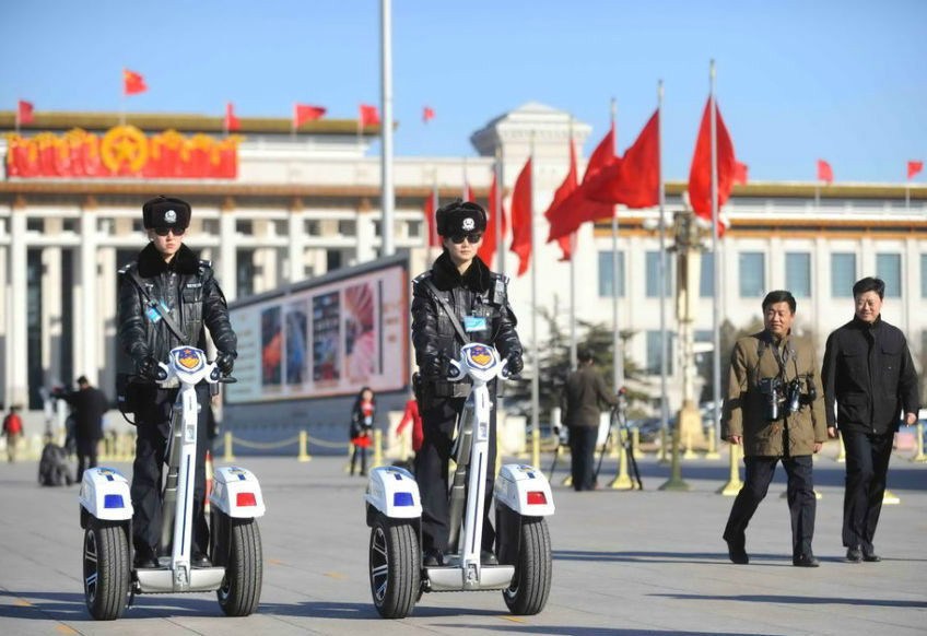 代步车：一名装备智能单警的警卫在天安门巡逻。下面我们来看看两会安保都使用了什么特种车辆，这些车都价格不菲。