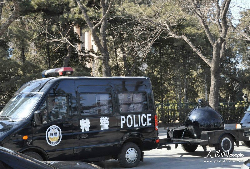 场外武警部队与特警