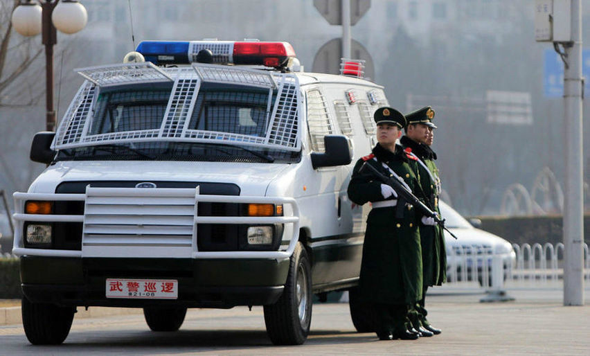 场外武警部队与特警