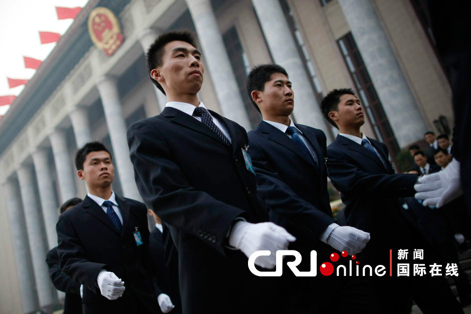 北京天安门广场，人民大会堂，黑衣安保训练有素，跨步前进。 在每年的两会中都能在人民大会堂看到一些“黑衣人”的身影，这些人既不是代表也不是委员，但是他们却是两会顺利召开的重要保障。 这些黑衣人是谁没有人清楚，就连西方媒体也对这些神秘的黑衣人充满了猜测与好奇。对于他们的身份网上存在两种看法，一种认为这是这些黑衣工作人员是特警，而另一种则认为这是传说中的“大内侍卫”——中南海保镖。