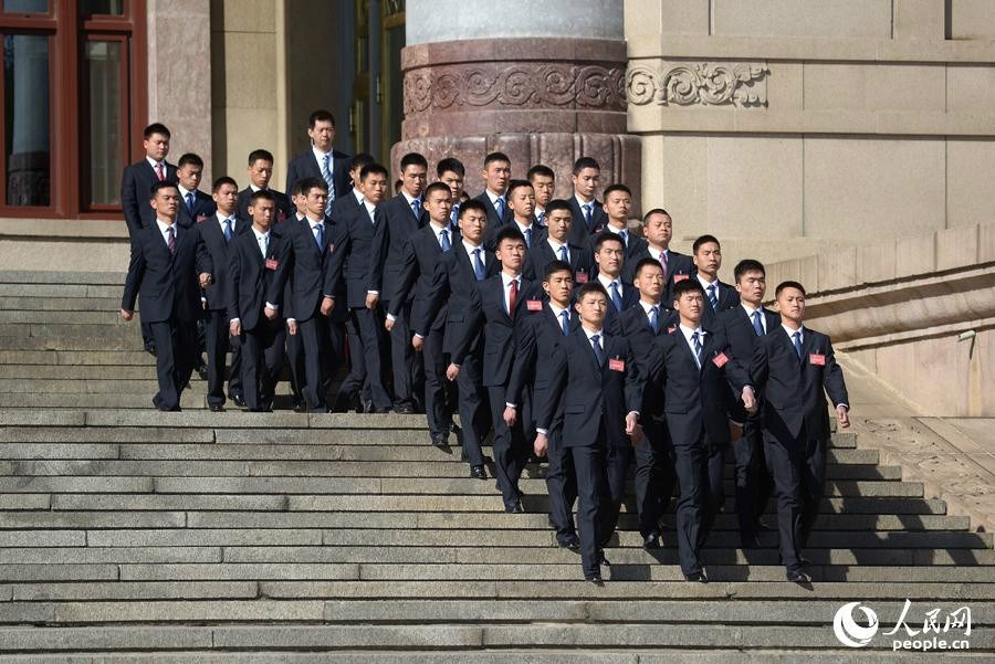 如果是特警那我们也常见，如果是中南海保镖，那么中南海保镖又都是哪些部队呢？ 北京卫戍区警卫一师的前生是中央警备团（8341部队），是解放军编制中央军委直接领导主要是以3、4、5、6个团。 其中六团是北京唯一的防暴团，5团是保护中央党、政、军、机关和首长家属的安全其他的也是保护重要目标为主。 中国人民解放军61889部队，原称8341部队，又名中央警卫团，是负责保护中国共产党和中华人民共和国政府主要领导人的一支警卫部队。