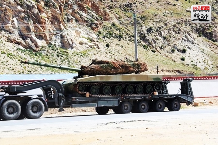 从外形上看，该坦克采用六负重轮底盘。不过值得注意的是，从底盘的部分细节可以推断，该型坦克应该配备了液压气动悬挂系统。这种悬挂系统有助于提高其在山地条件下的机动性能和在战时的生存率。