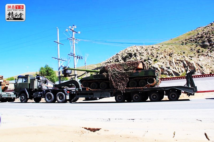 有消息称，该轻型坦克装备了我国先进的乘员观瞄系统，车长使用配热像仪的周视观瞄仪，炮手为带热像仪的“瞄导合一”综合观瞄镜组，车组成员具备良好的战场感知能力。火控系统反应迅速，能实现车炮长“猎—歼”作战能力。