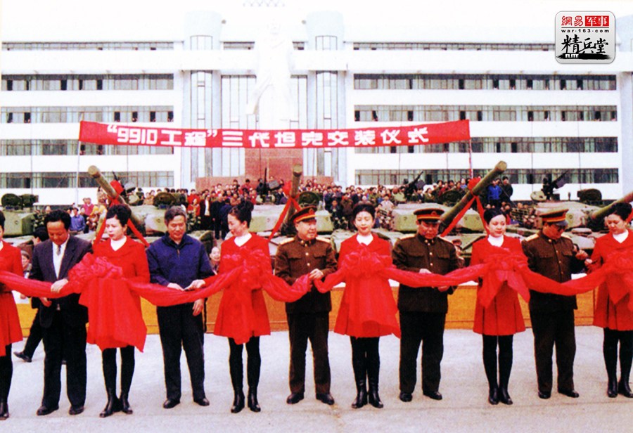 而随后出现的二代坦克改进型由于发动机技术,火控系统技术和装甲防护水平的进步,其整体性能已经与9910车相当,甚至在某些地方有超出,而价格更低更成熟,所以二代坦克改进型成了我国2010前的主力,在奥运安保计划中列为重点工程。