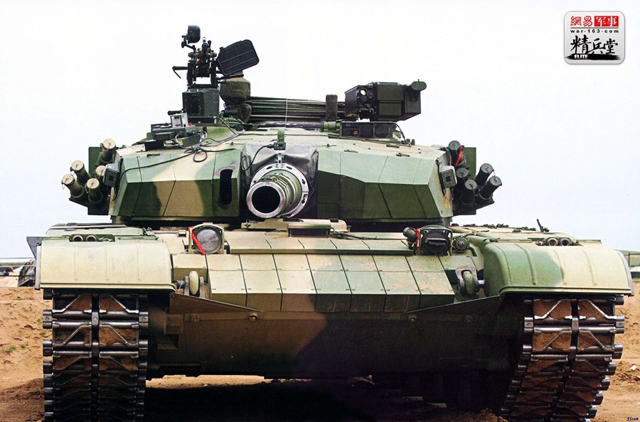 图中的是99式坦克第一种增加附加装甲的改进型，这种坦克被称作99式一期改进型，简称99一期改坦克。在99式坦克基本型的基础上，一期改在炮塔和车体正面正面安装了我国第一代坦克附加装甲。