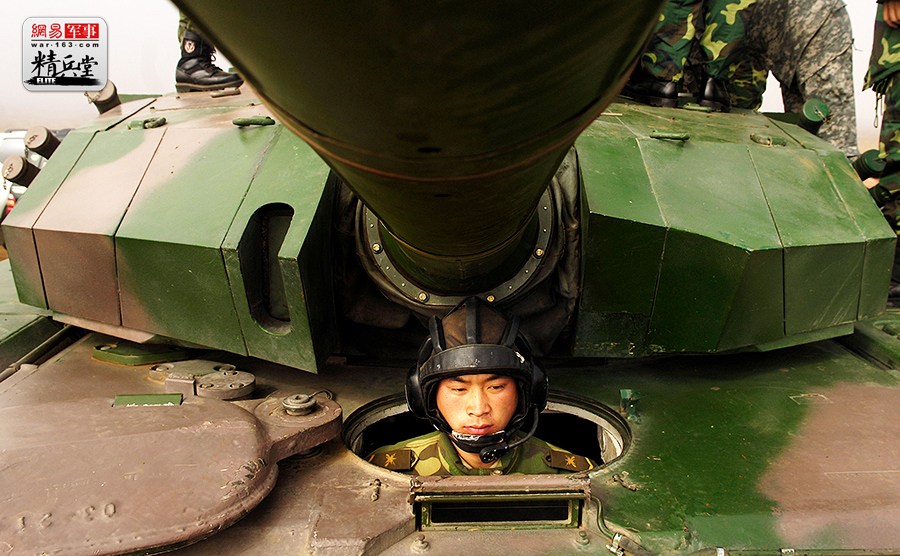 99二期改坦克在三大性能上完全达到了西方第三代主战坦克的性能标准，部分指标还有超越。目前，这种坦克仅装备在我军少数几个精锐集团军的装甲部队。