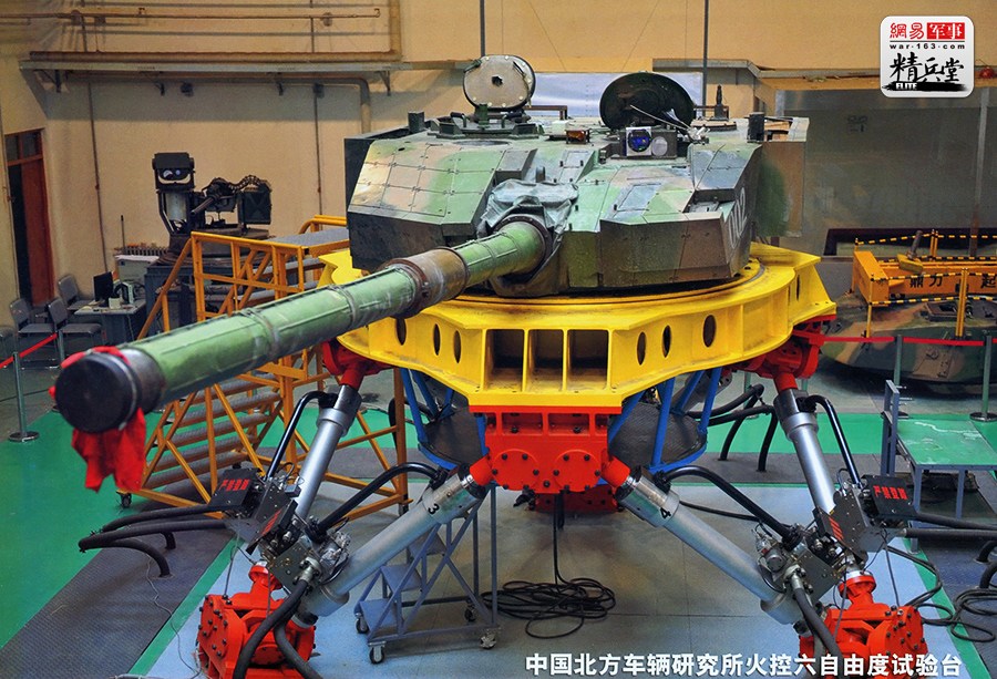 和最后定型的99A主战坦克相比，“三代大改”最大的不同是主炮。其新型主炮在身管热护套前有三节身管，而正式服役的99A和99系列其他型号一样，都只有两节。这是由于弹药技术的提高对穿深的贡献已经超过单纯加长身管了，而过长的身管本身反而限制了坦克在城市战中的机动。