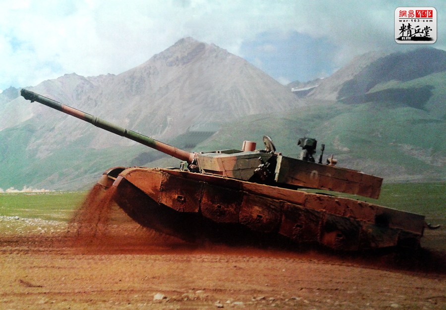 从这张参加09年国庆阅兵的99二期改和99A型坦克的对比图来看，除了主炮之外，99A在每个细节上都和99二期改有着明显区别，可以认为是几乎全新的设计。还有一个看不到的细节是，99A采用了穿深更高的三期改进型125mm稳定尾翼脱壳穿甲弹，装弹机为此进行了改动。