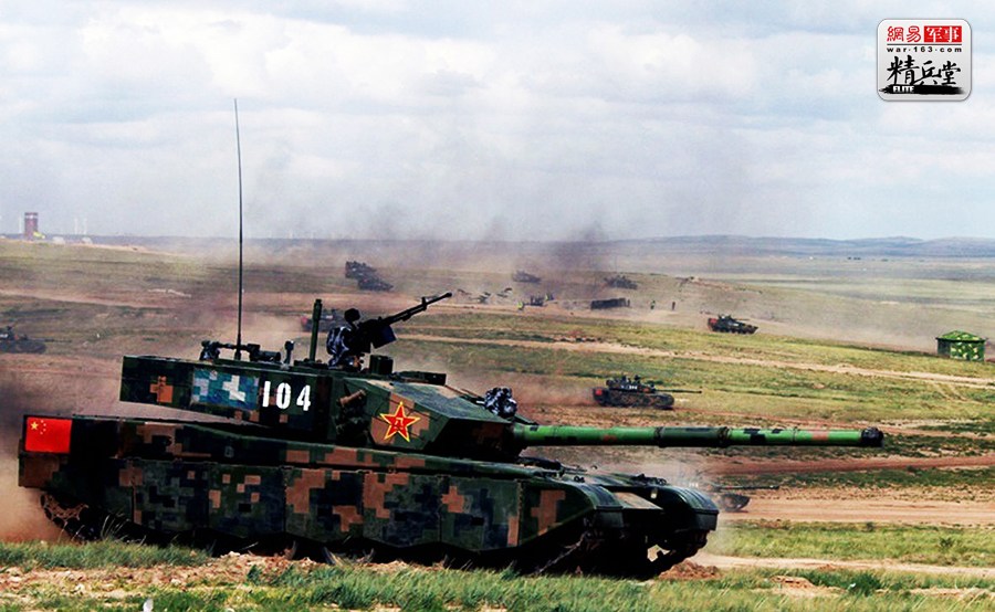 99A坦克保留了99系列引以为傲的“猎-歼”火控系统，还加装了新型炮长上反式稳像火控系统，炮长车长观察窗口很可能已全部升级为可全天候作战的热像仪。另外主炮炮口位置也配套加装了全自动基准测量装置，并配装新型交流数字式全电炮控系统，进一步提高火力系统的反应速度。