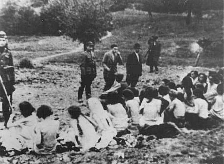 1941年9月，纳粹德军在乌克兰的娘子谷命令犹太妇女脱光后集体枪杀。