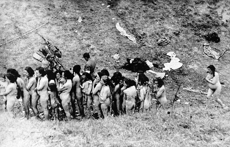 1942年8月，乌克兰犹太妇女被逼脱光后遭集体枪杀。