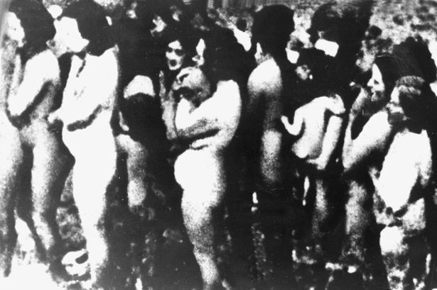 1941年9月，纳粹德军在乌克兰的娘子谷命令犹太妇女脱光后集体枪杀。