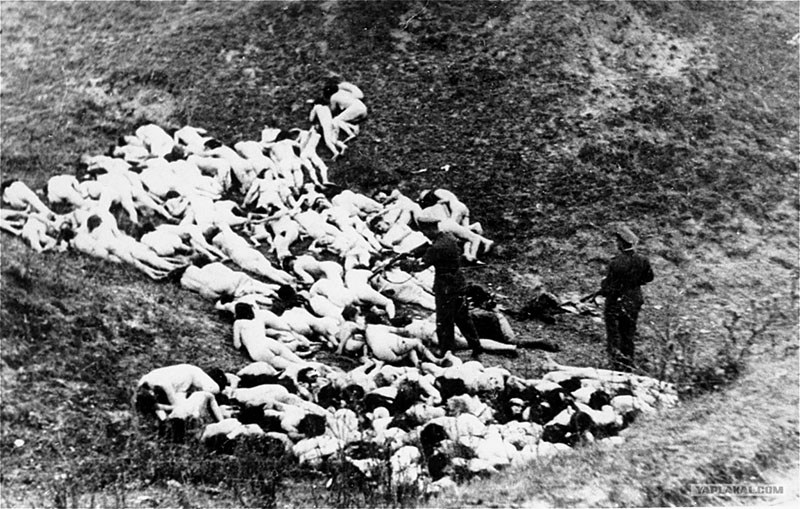 1942年8月，乌克兰犹太妇女被逼脱光后遭集体枪杀，图为德军在进行补枪。