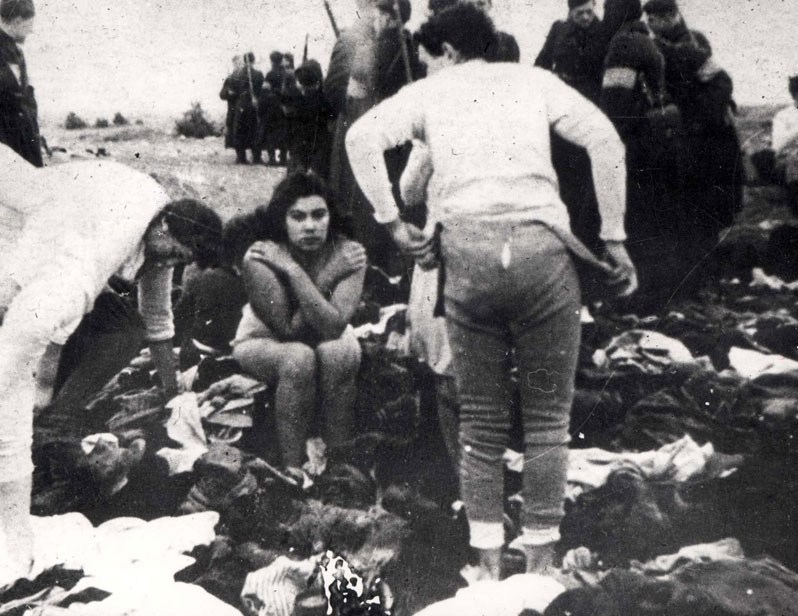 1941年12月，拉脱维亚的利耶帕亚，许多犹太妇女被逼脱光后遭集体处决。