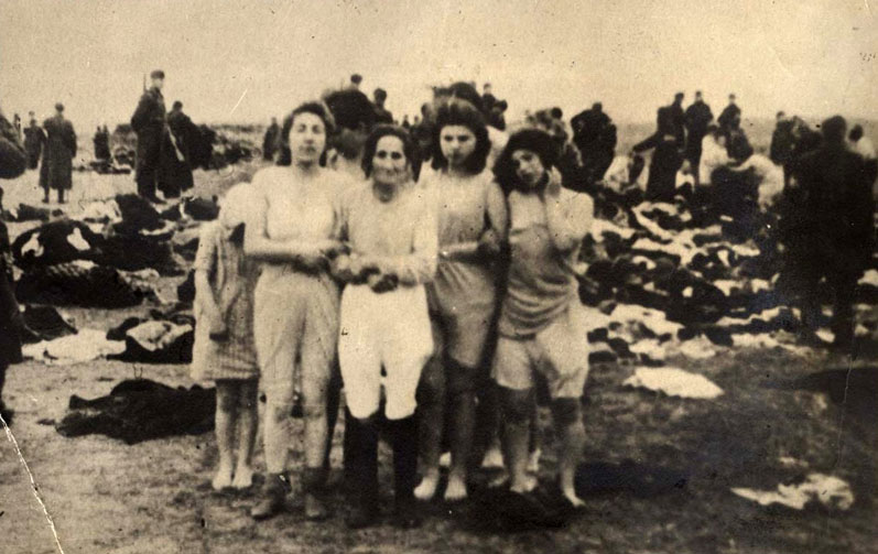1941年12月，拉脱维亚的利耶帕亚，许多犹太妇女被逼脱光后遭集体处决。