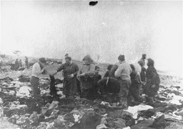 1941年12月，拉脱维亚的利耶帕亚，许多犹太妇女被逼脱光后遭集体处决。