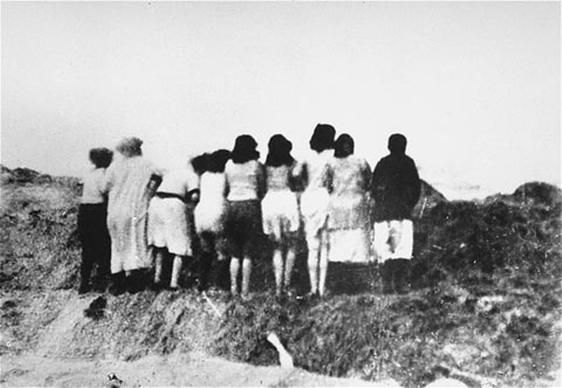 1941年12月，拉脱维亚的利耶帕亚，许多犹太妇女被逼脱光后遭集体处决