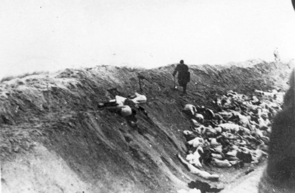 1941年12月，拉脱维亚的利耶帕亚，许多犹太妇女被逼脱光后遭集体处决