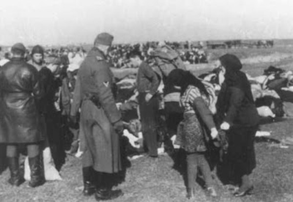 1942年8月，乌克兰犹太妇女被逼脱光后遭集体枪杀。