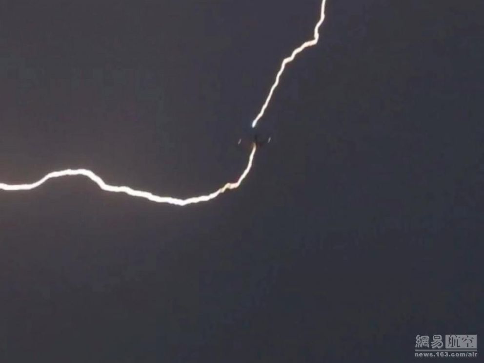 虽然场面看起来十分危险，但客机上都会装有防电装置以保护乘客及机组人员。据ABC News报道，西雅图机场方面表示，当晚没有收到任何来自飞行员的紧急通知。图为第二架飞机被击中瞬间。