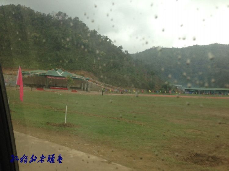佤邦（缅甸第二特区）位于缅甸联邦北部，名义上属掸邦管辖，在历史上为中国领土，唐代属于南诏国、宋代属于大理国。通用汉语与中文，它由南、北两块地区组成，总面积约2.7万平方公里，人口约50万。北面与中国云南省接壤，人口约36万，南面地区与泰国接壤，人口约10万，首府是邦康市。佤邦的领导人绝大多数是佤族。
