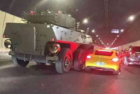 网曝重庆嘉华隧道内保时捷撞上装甲车