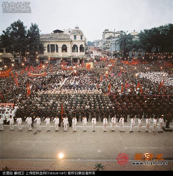 在这场持续了28天的战争中，中国军队因为准备不足，仓促上阵，同时战法落后，尽管取得了最终的胜利，但却付出了阵亡26000人，负伤37000人，被俘260人的惨痛代价。而被俘的中国军人则成为了越南大肆宣传“胜利”的道具。他们将中国战俘组织起来押往集会现场宣扬自己的所谓“胜利”。