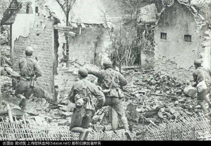 这组图片反映的是当年中国军队攻克老街、谷柳等重镇的情景。图为1979年2月17日晨，我军炮击谷柳。18日下午控制了谷柳后山，19日夜袭谷柳，临晨攻克谷柳。