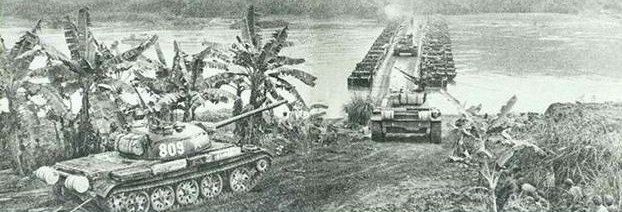 1979年的红河两岸，没有来往旅游和边境贸易，只能连绵不绝的战争硝烟。直至1989年中越边境战争结束。1992年，两国相继开始对当年的战争前线大力建设和发展。图为1979年2月17日凌晨，中国坦克越过红河攻入越南老街省。