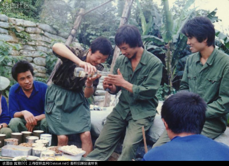 1984年4月28日，昆明军区（后并入成都军区）第14军40师、41师，11军31师分别对老山，者阴山一线越军发起进攻，经过18天的血战，边防部队收复老山、者阴山。胜利是值得喜悦的，但战争却也总是要伴随着战士的受伤或牺牲。所以，在那些留给后人的影像中，温情画面就显得尤为难得。