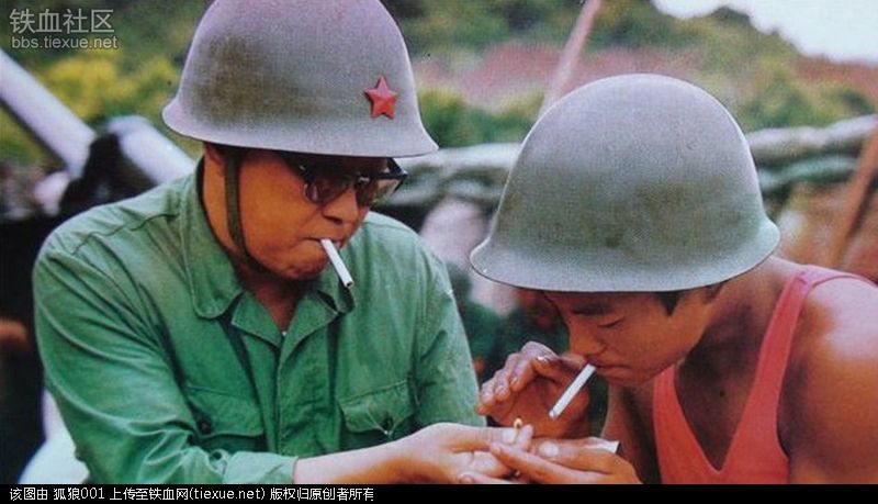 1984年4月28日，昆明军区（后并入成都军区）第14军40师、41师，11军31师分别对老山，者阴山一线越军发起进攻，经过18天的血战，边防部队收复老山、者阴山。胜利是值得喜悦的，但战争却也总是要伴随着战士的受伤或牺牲。所以，在那些留给后人的影像中，温情画面就显得尤为难得。