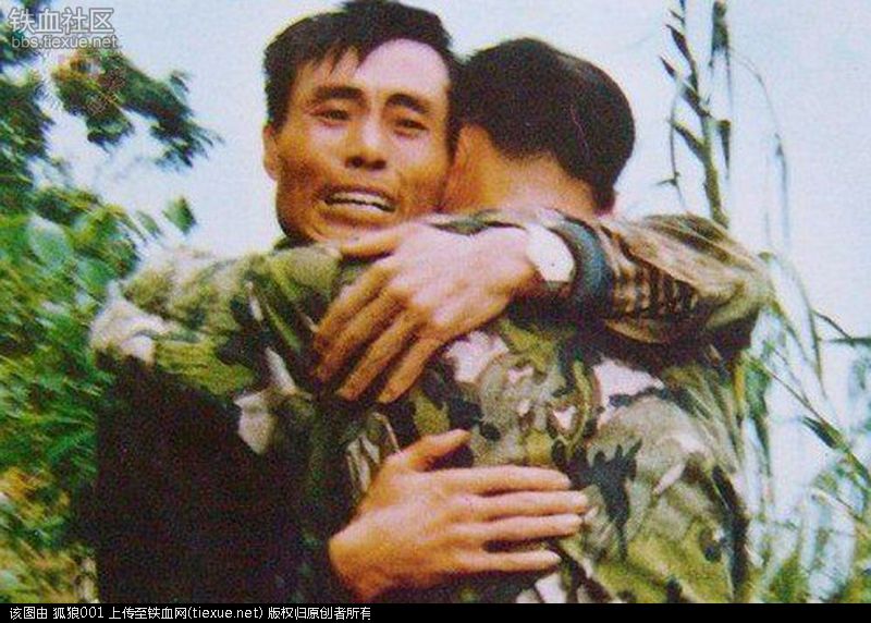 1984年4月28日，昆明军区（后并入成都军区）第14军40师、41师，11军31师分别对老山，者阴山一线越军发起进攻，经过18天的血战，边防部队收复老山、者阴山。胜利是值得喜悦的，但战争却也总是要伴随着战士的受伤或牺牲。所以，在那些留给后人的影像中，温情画面就显得尤为难得。