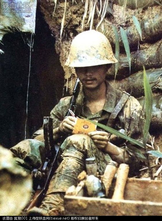 1984年4月28日，昆明军区（后并入成都军区）第14军40师、41师，11军31师分别对老山，者阴山一线越军发起进攻，经过18天的血战，边防部队收复老山、者阴山。胜利是值得喜悦的，但战争却也总是要伴随着战士的受伤或牺牲。所以，在那些留给后人的影像中，温情画面就显得尤为难得。