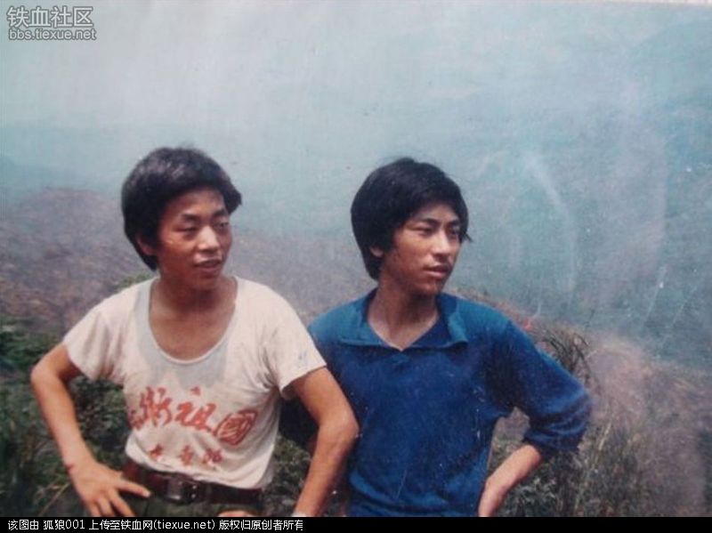 1984年4月28日，昆明军区（后并入成都军区）第14军40师、41师，11军31师分别对老山，者阴山一线越军发起进攻，经过18天的血战，边防部队收复老山、者阴山。胜利是值得喜悦的，但战争却也总是要伴随着战士的受伤或牺牲。所以，在那些留给后人的影像中，温情画面就显得尤为难得。