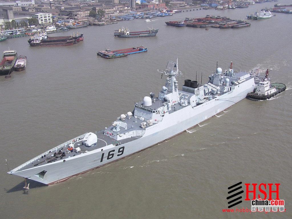 169“武汉”号驱逐舰是南海舰队主力舰之一，是052B型驱逐舰二号舰，2004年服役，主要规格和“广州”舰相同。该型舰全长164米，宽17.2米，长宽比9.5，满载排水量7500吨以上，是一种防空、反潜、反舰能力均衡的远洋驱逐舰。整体性能在当时国际同级舰中处于中上水平，在亚洲也处于先进水平。