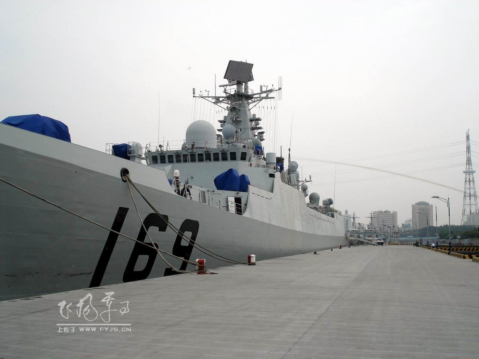 从舰艇的武器、电子设备来看，169号应属多用途型驱逐舰，在防空、反舰、反潜能力上都有一手，总设计师仍为潘镜芙。