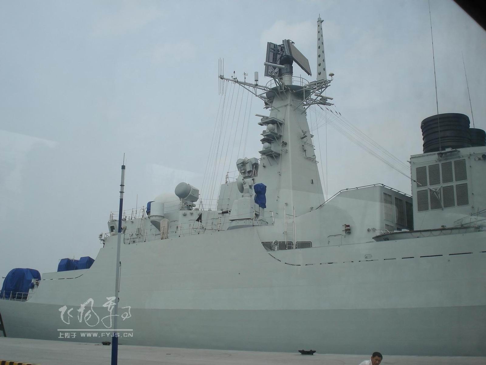 动力方面，052B采用复合柴油或燃气涡轮推进系统(CODOG)，其烟囱周围可看见燃气涡轮舰艇必备的大型进气网闸。