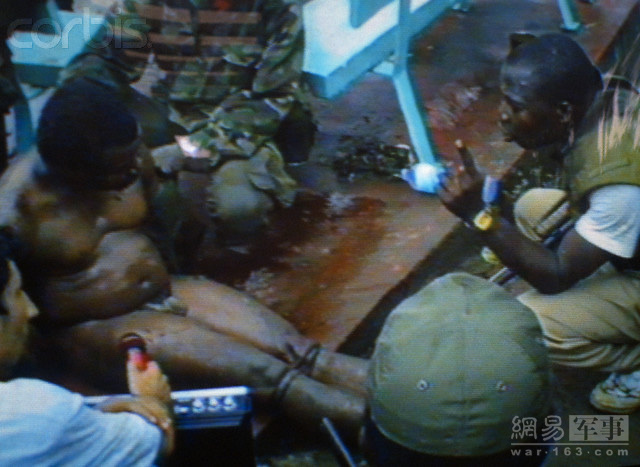 多伊在部队中表现良好，且多次接受军官的指挥训练，但因为他是土著黑人，所以不能晋升为军官。多伊经常为此愤怒不平，他要寻找机会，实现他自己的政治理想。现在，动荡的政局给了他机会。