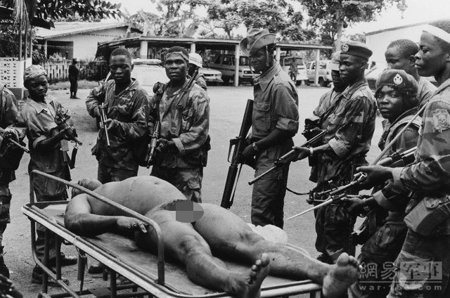 1980 年4 月12 日深夜，多伊领着十几个穿着国民警卫队军服的人悄悄钻进了总统府。经过一场激烈的枪战，多伊冲进了总统的卧室，总统托尔伯特还来不及说话，就被多伊的冲锋枪结束了性命。